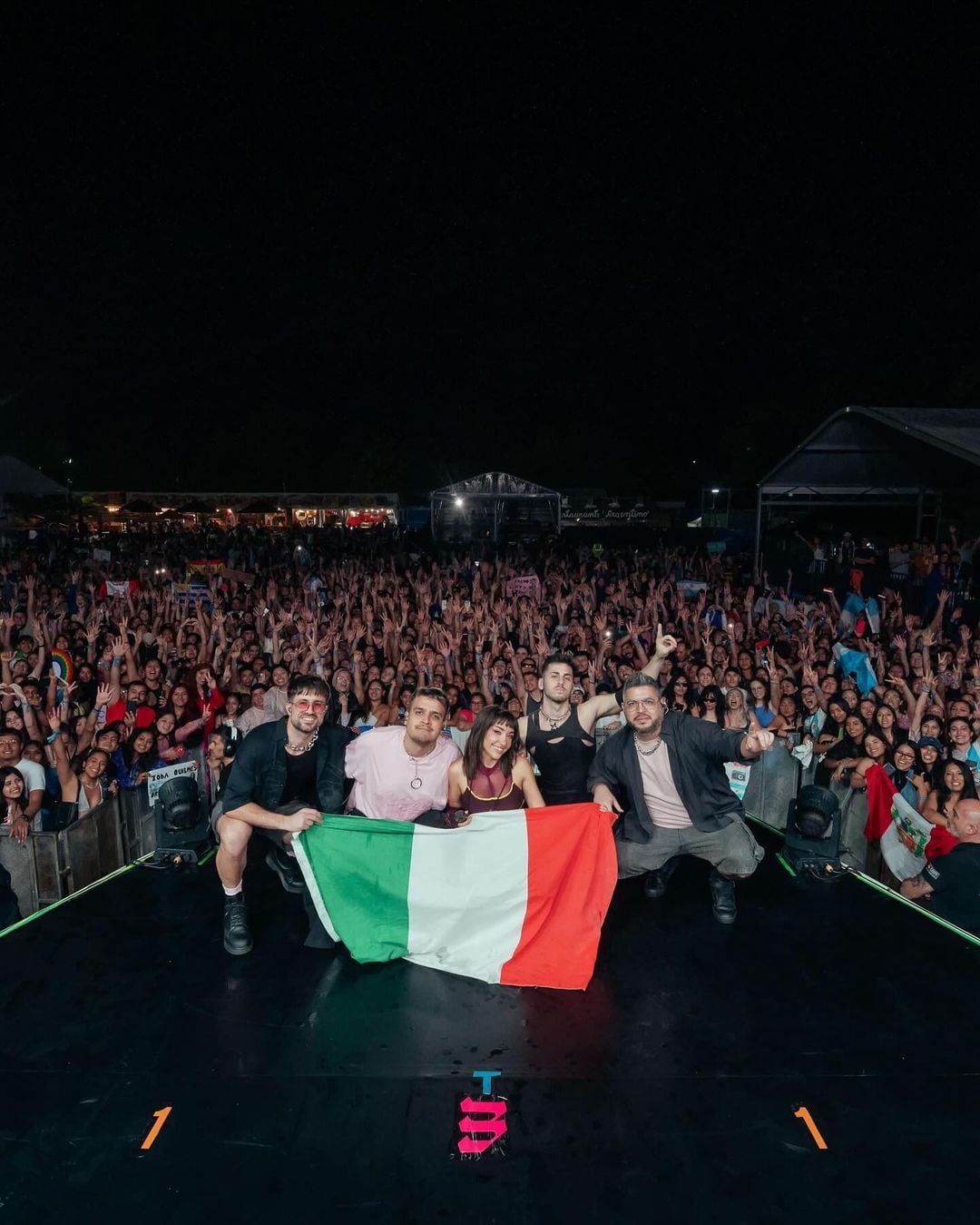 María Becerra sorprendió en Italia con un show particular y un outfit que impactó por la combinación de colores y texturas