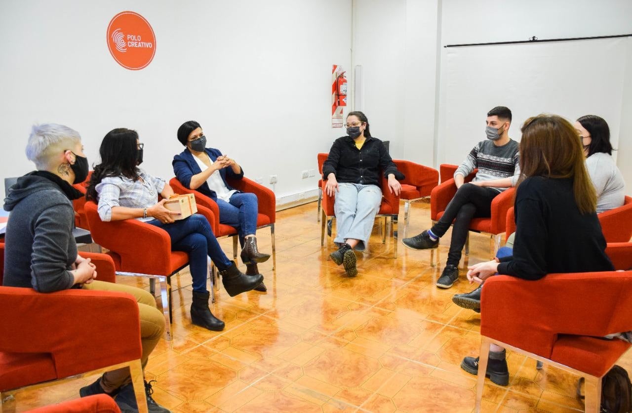 La ministra de Educación, Cultura, Ciencia y Tecnología de la provincia en el encuentro que mantuvo con la secretaria del el rectorado de Río Grande de la Universidad de Tierra del Fuego