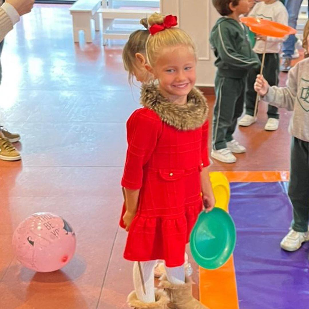 Matilda Salazar, la hija de Luciana Salazar, lució un vestido rojo formal.