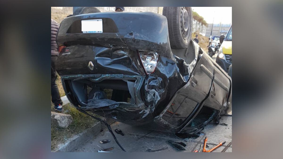 Escapaban en un auto robado y volcaron en Villa Urquiza.