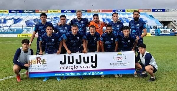 El primer equipo de Gimnasia y Esgrima de Jujuy, que obtuvo su primer victoria en el torneo de la Primera Nacional.