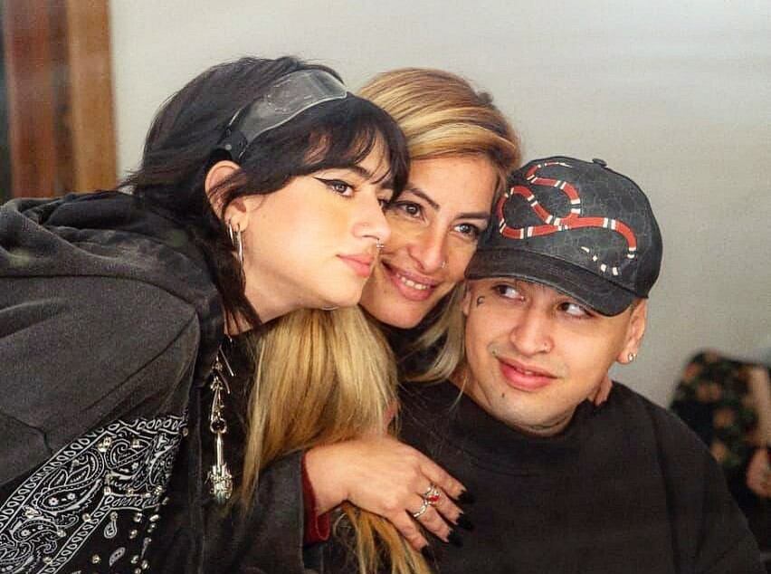 Tiago PZK junto a su mamá y su hermana Ambar