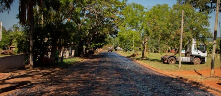 Continúan las obras de asfaltado en las calles de Puerto Iguazú.