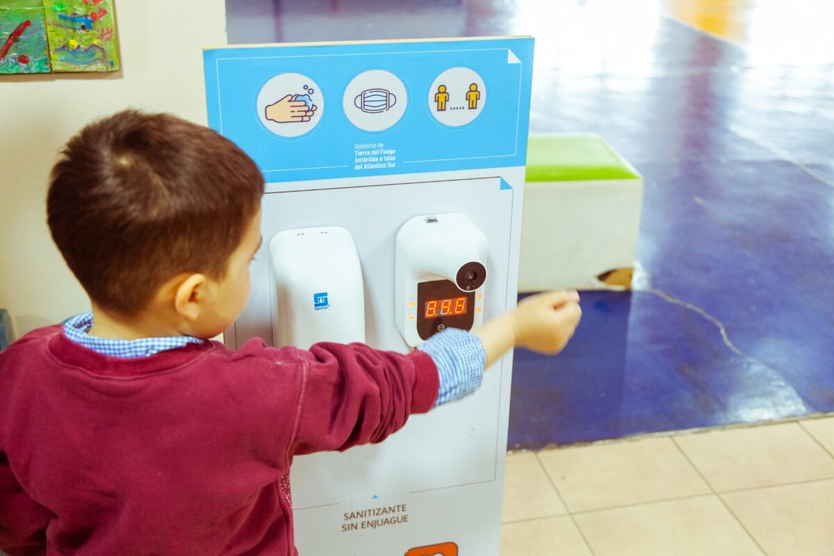 Educación comenzó con la entrega de tótem sanitizantes