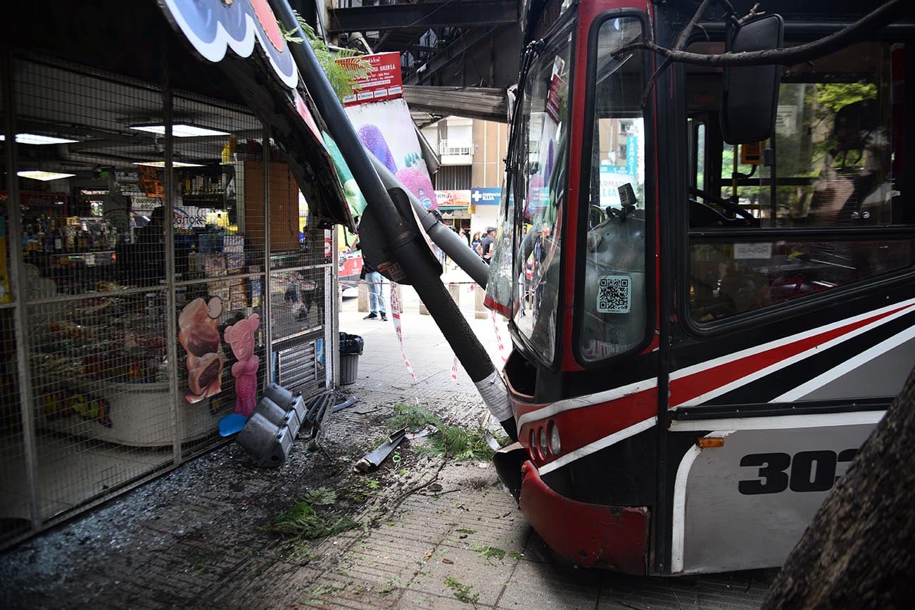 Colectivo de Ersa se incrustó en un quisco en la esquina de Chacabuco y Bv. Illia. (Pedro Castillo / La Voz)