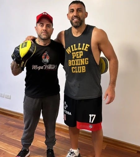 Ramón Ábila junto a su entrenador Diego Romero.