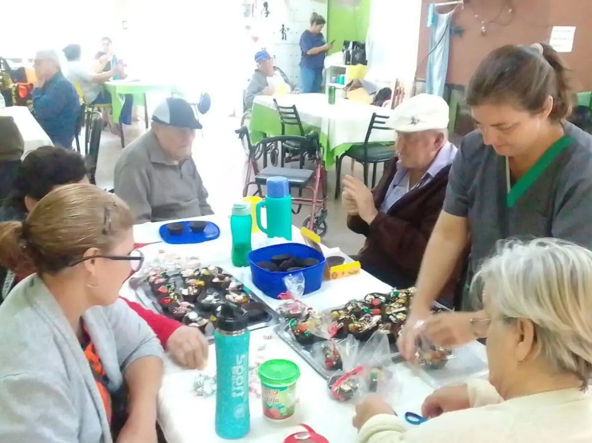 Abuelos del Hogar de Ancianos Juan XXIII de Arroyito repartieron huevos de pascua a vecinos.