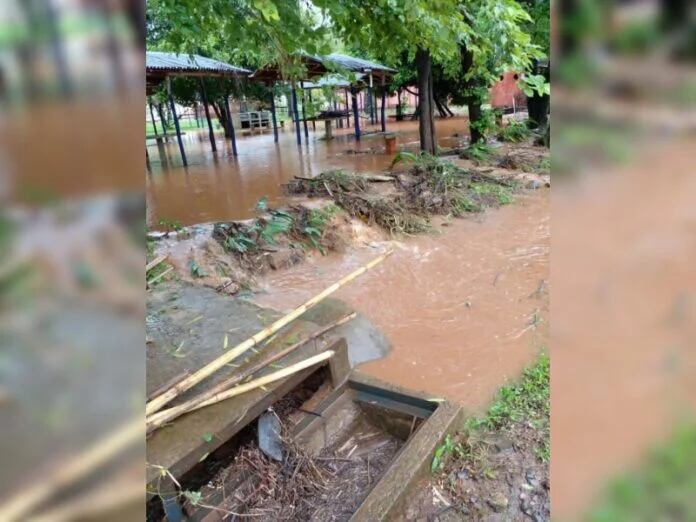 Calles anegadas e inundaciones, las inclemencias del tiempo hicieron estragos en Misiones.