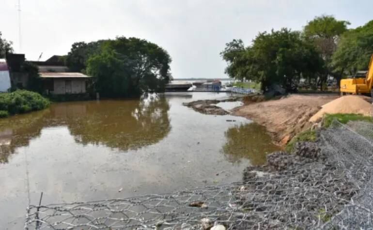 Los vecinos denuncian olores nauseabundos debido al estancamiento del agua.