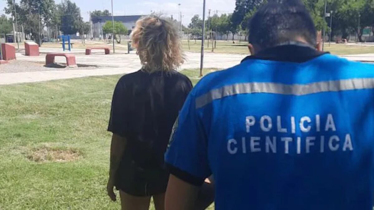 Detuvieron a la presunta autora del crimen en Trinidad: quién es la mujer que acuchilló 100 veces al jubilado