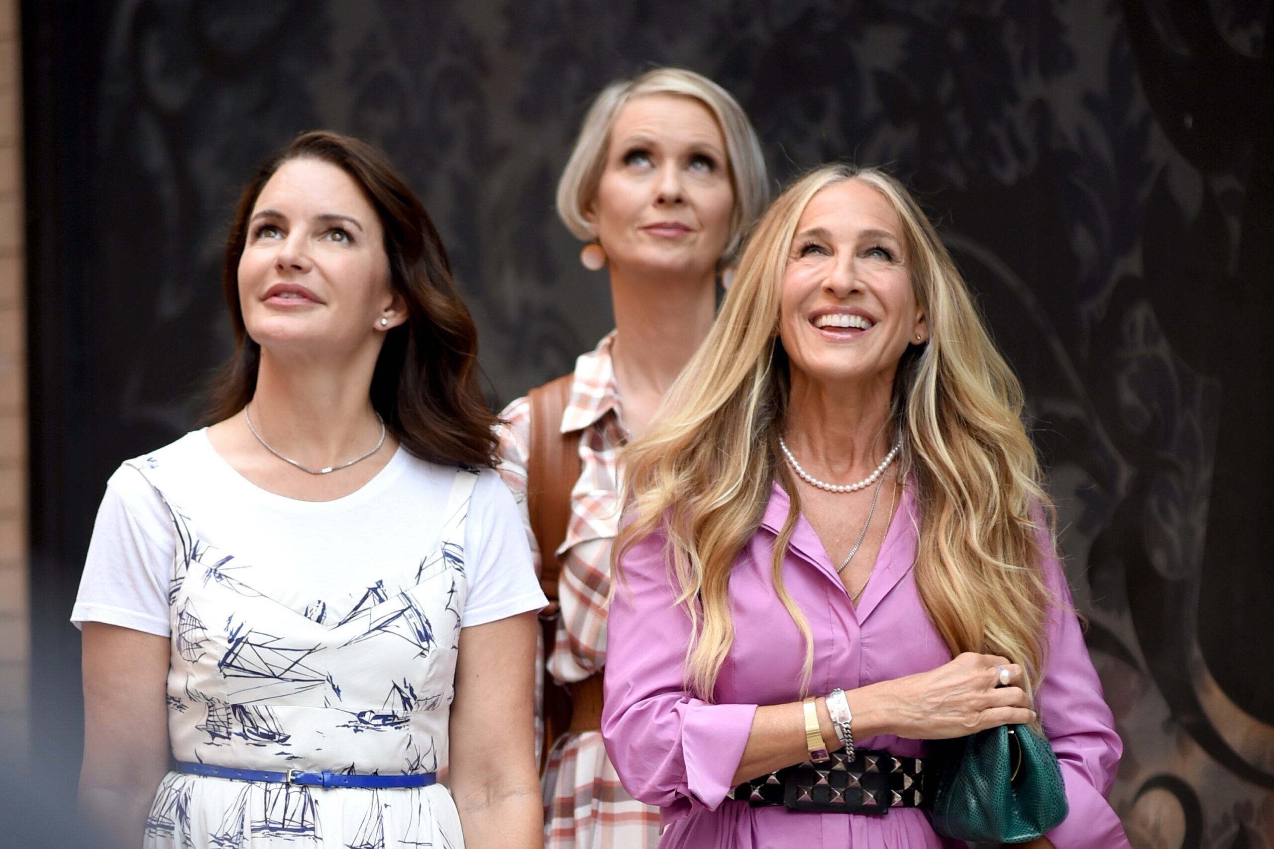 Cynthia Nixon, Sarah Jessica Parker y Kristin Davis regresan a la ficción para un nuevo capítulo de Sex and the City.