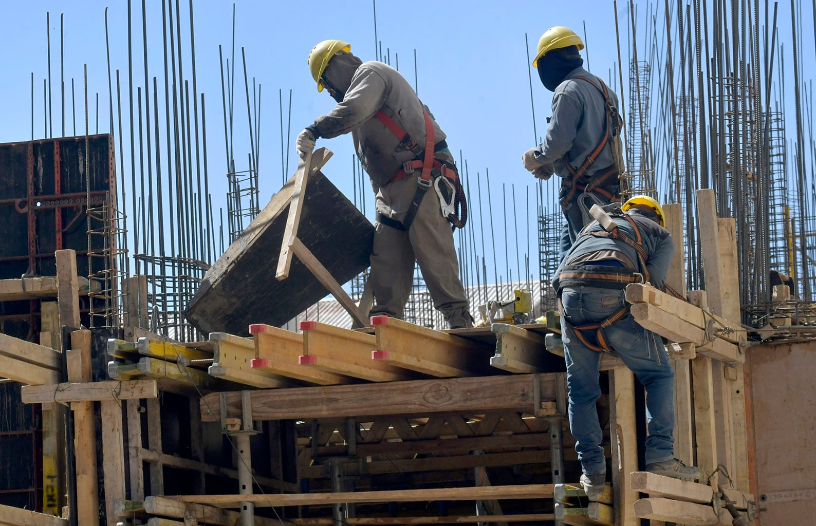 Con estos incrementos, en los primeros ocho meses del año, los precios mayoristas avanzaron 36 % y el costo de la construcción, 33,2 %. 