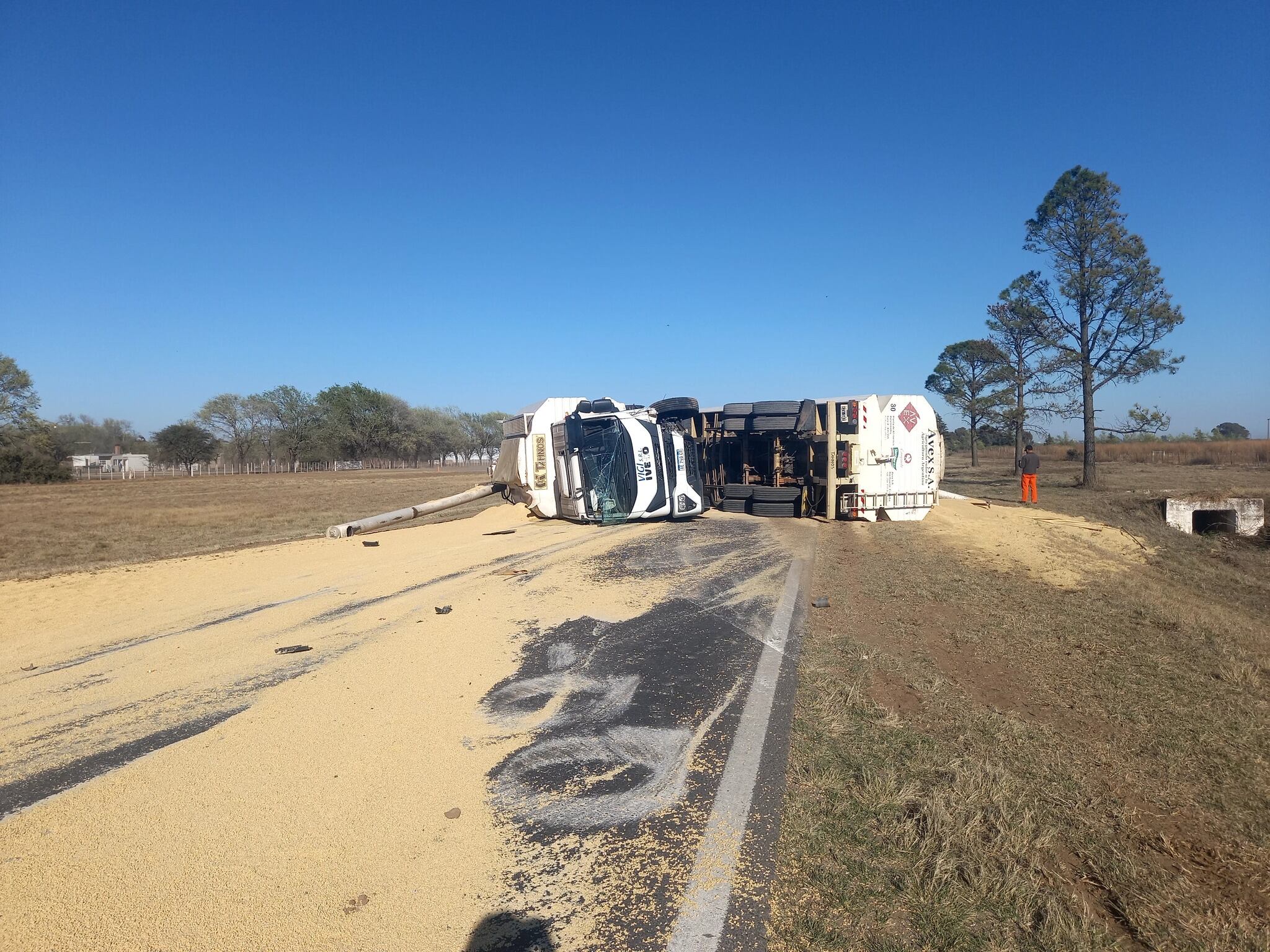 Un auto chocó de frente contra un camión.