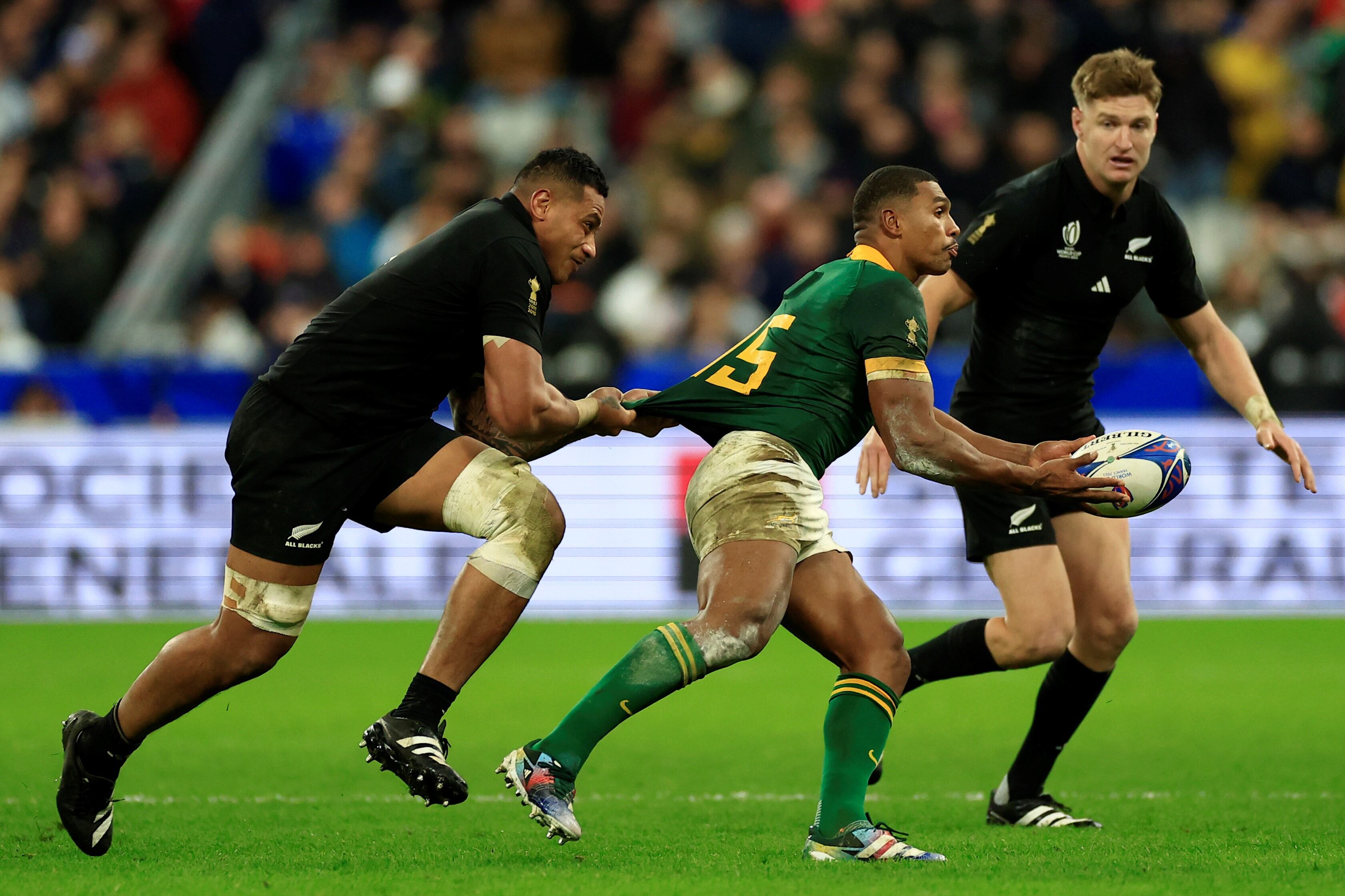 Sudáfrica y Nueva Zelanda, en la final del Mundial de Rugby, en París, Francia. (AP)