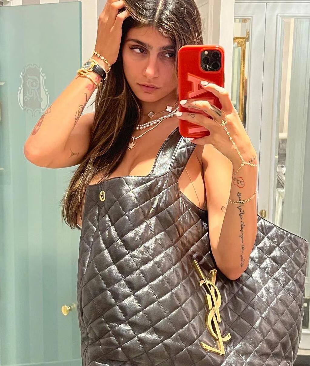 Mia Khalifa y su cartera fetiche de YSL