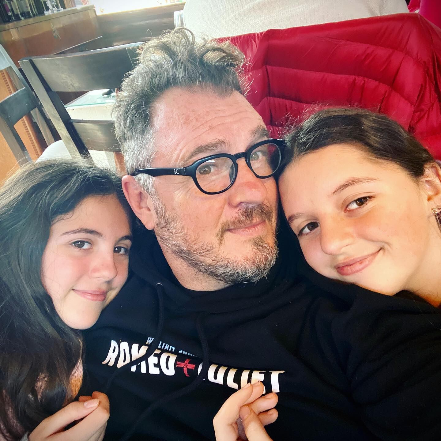 José Bahamonde junto a sus hijas Lola y Mora.