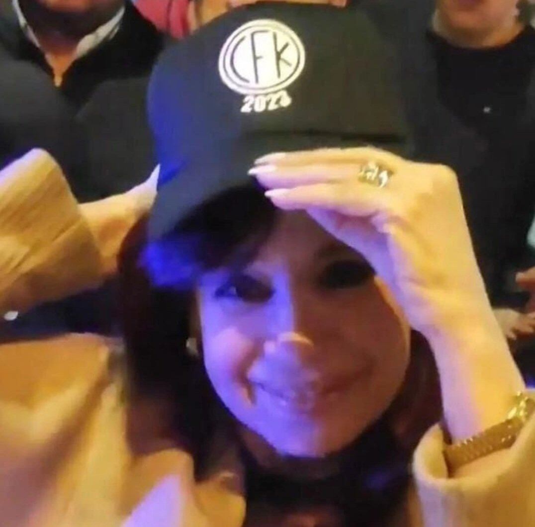 Cristina Kirchner y el gorro que ¿la pone como candidata al 2023?