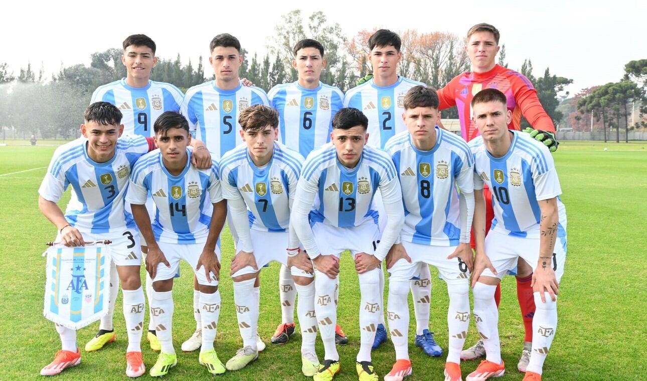 La selección Sub 20 con Gerónimo Heredia en la formación inicial (@Argentina).