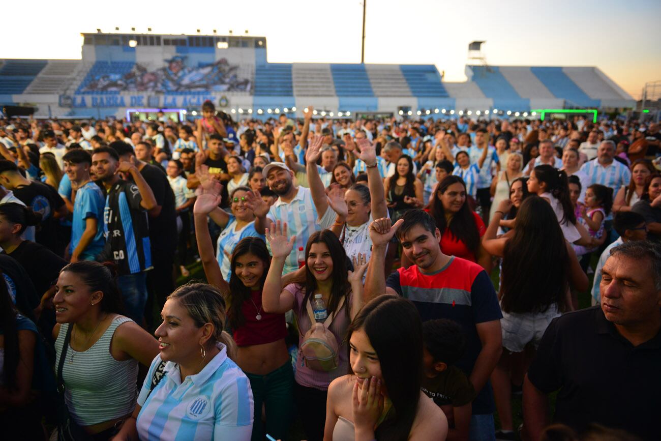 El club Racing de Nueva Italia cumplió 100 años y lo festejó con una fiesta multitudinaria en el estadio Miguel Sancho.  (Nicolás Bravo / La Voz)