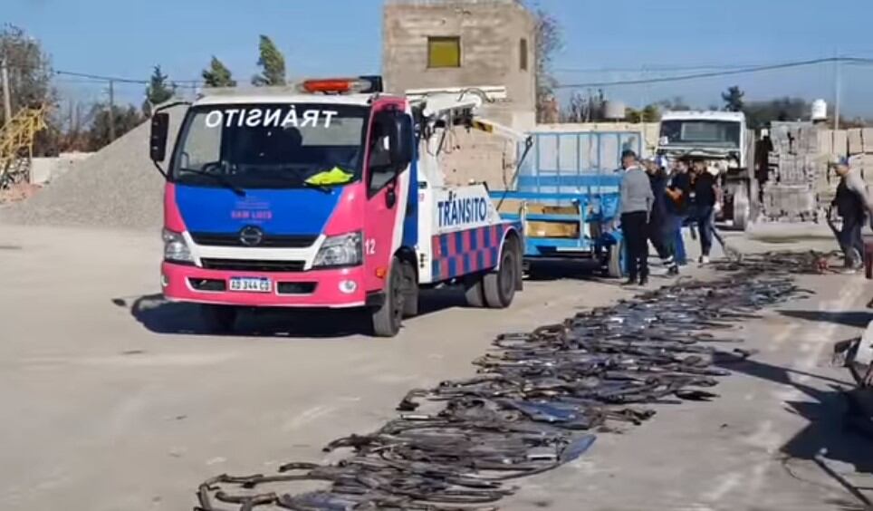 Destrucción de caños de escape adulterados en la ciudad de San Luis.