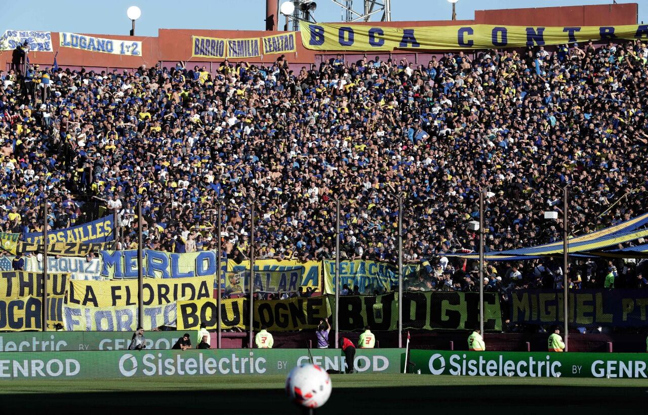 El color de los hinchas de Boca y Racing, presente en la cancha de Lanús.