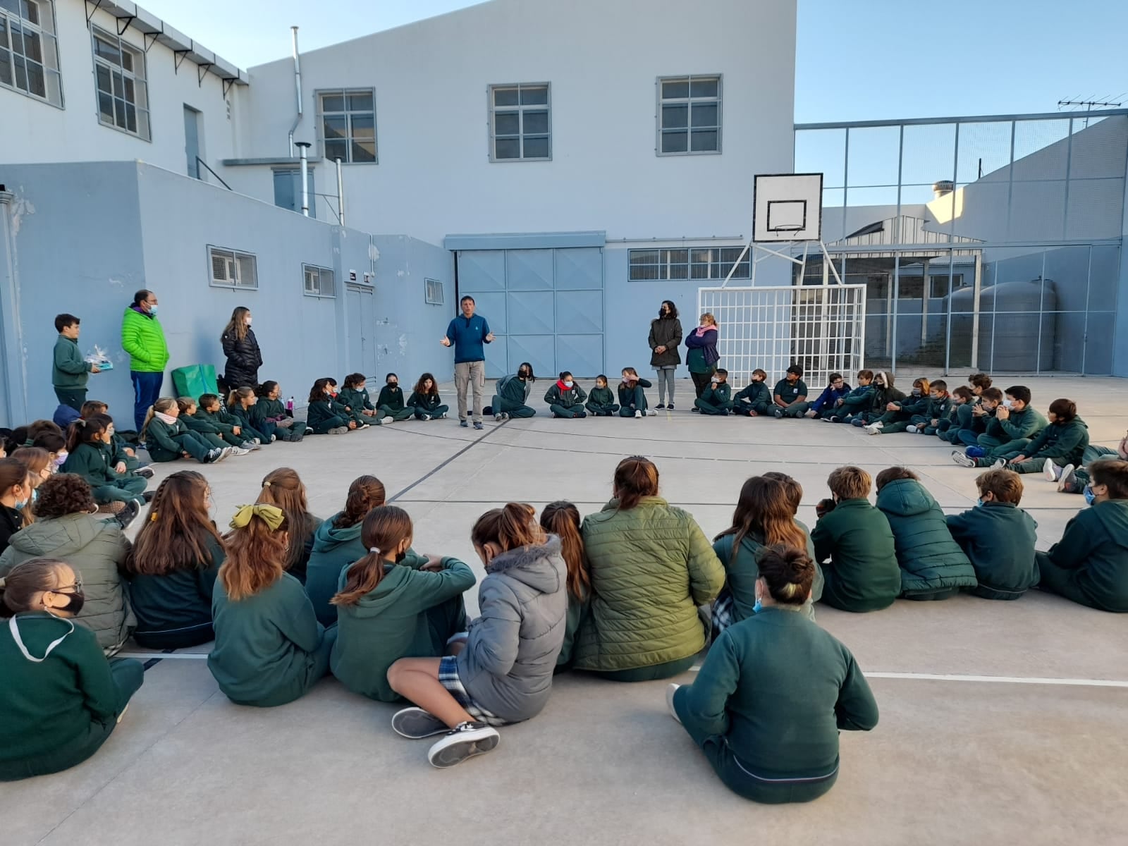 Alumnos del Jesús Adolescente sorprendieron a Veteranos de Malvinas con un desayuno