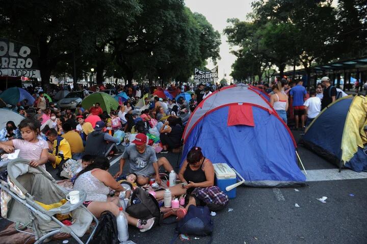 Las organizaciones sociales y movimientos de izquierda no fueron recibidos por las autoridades y allí decidieron establecer el acampe.