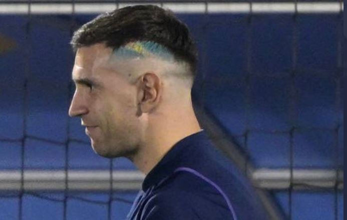 Al estilo de su corte del Mundial, Dibu Martínez apareció con un nuevo corte.