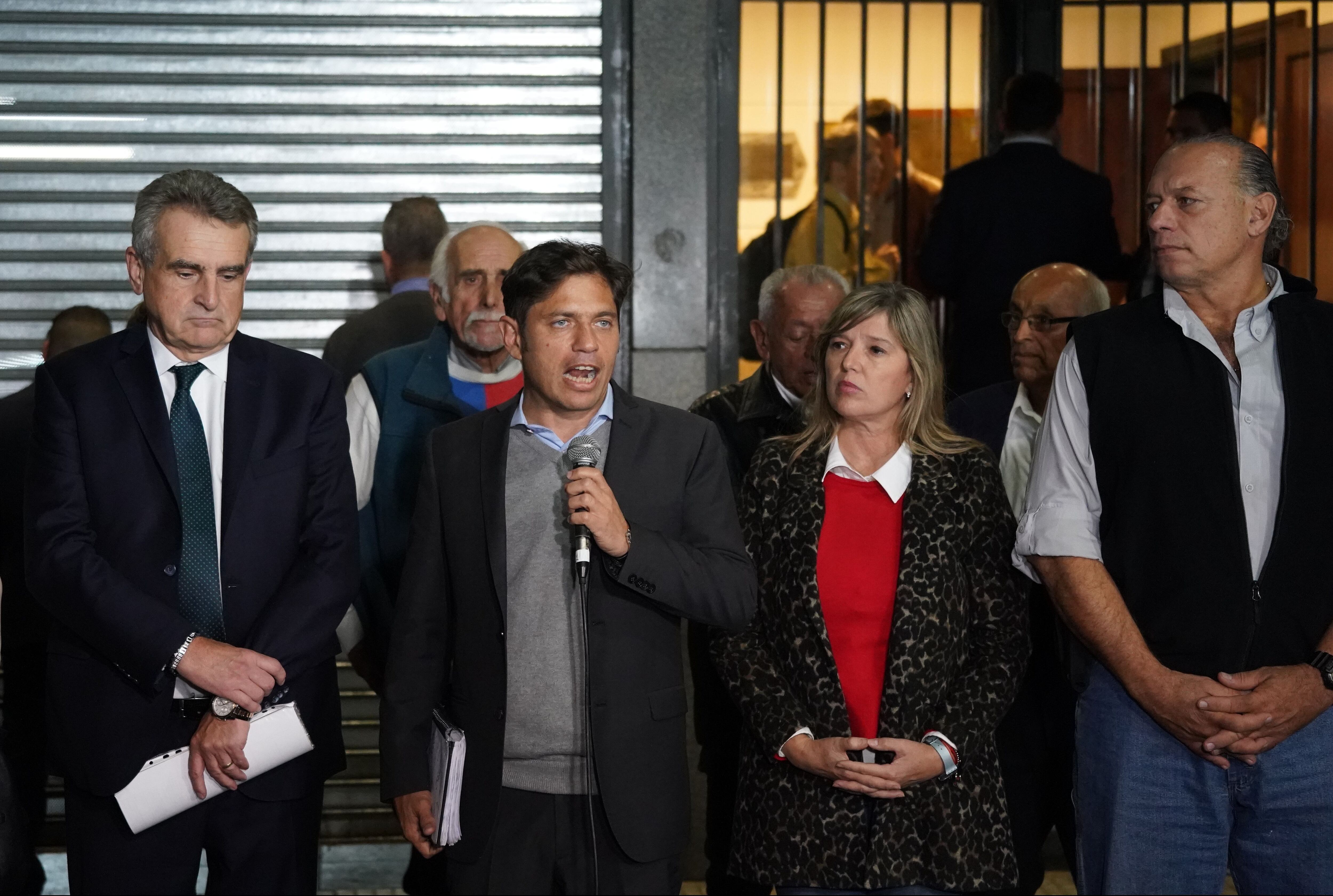 Axel Kicillof, junto a Agustín Rossi y Sergio Berni, tras la Cumbre del PJ. Foto: Clarín.