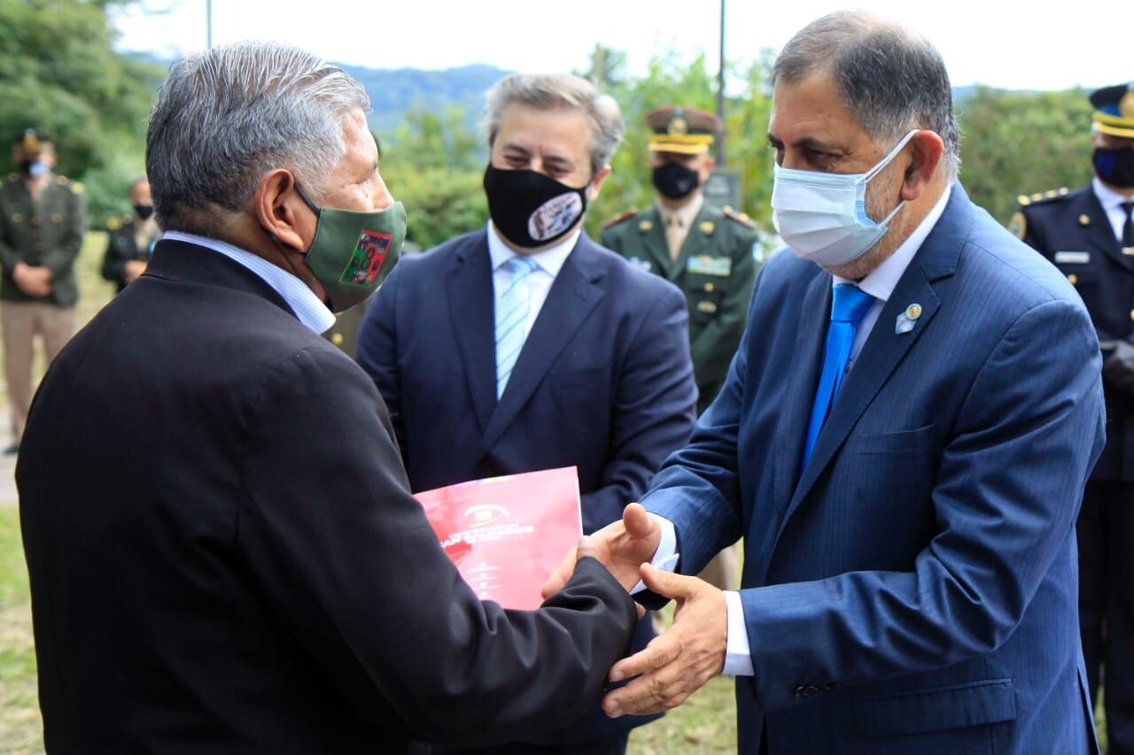 El intendente Jorge y el secretario Millón entregaron al referente de los excombatientes Paulino Guanuco, una copia del decreto por el cual el municipio asumirá los gastos de un viaje a Tierra del Fuego el año próximo.