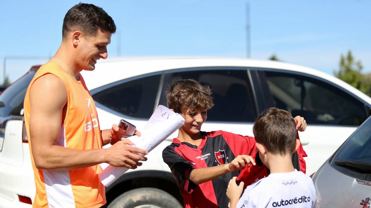 Juanchón García les regaló su camiseta a dos hermanitos leprosos