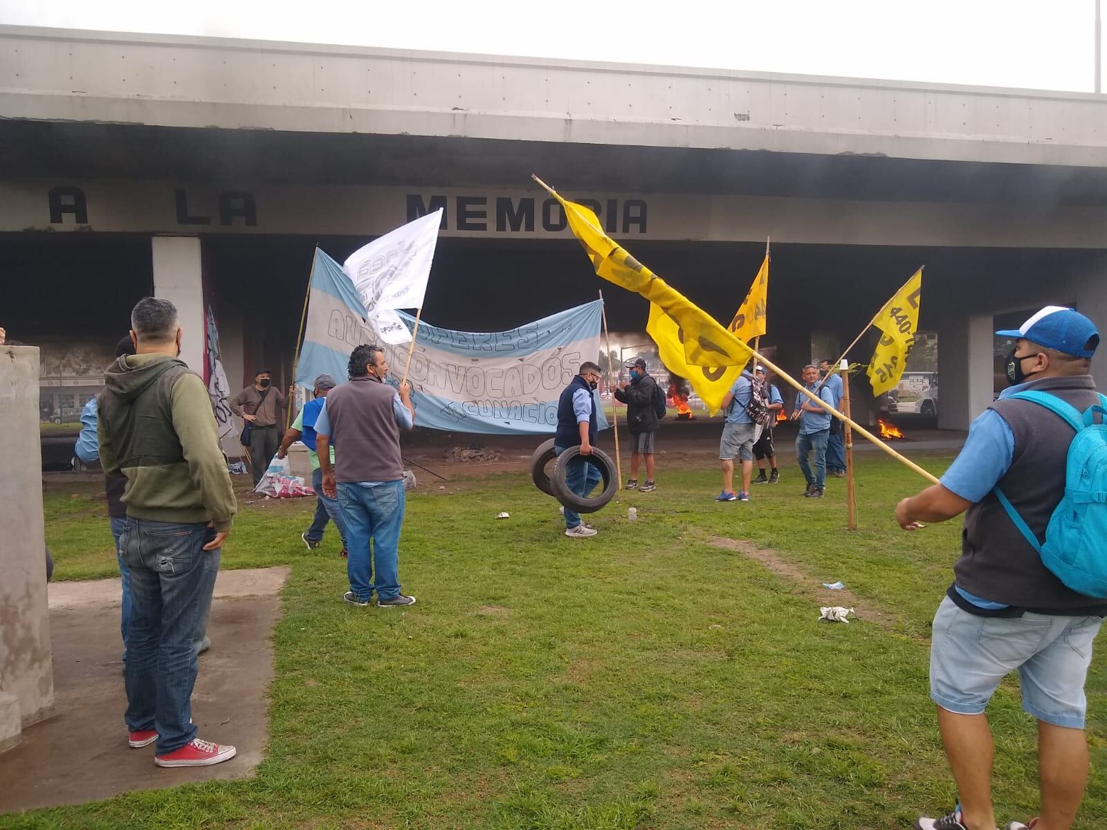 Colectiveros autoconvocados cortan la ruta 23 y una de las colectoras a la Autopista del Oeste (foto: Twitter @universidad891)