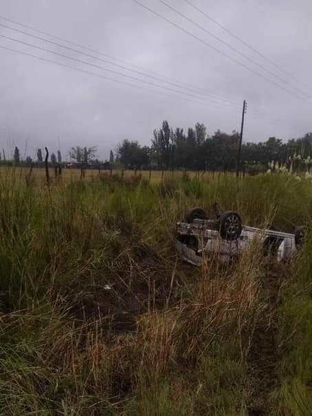 Un Chevrolet Astra volcó en la ruta 188 entre calles 16 y 19 de Bowen. 