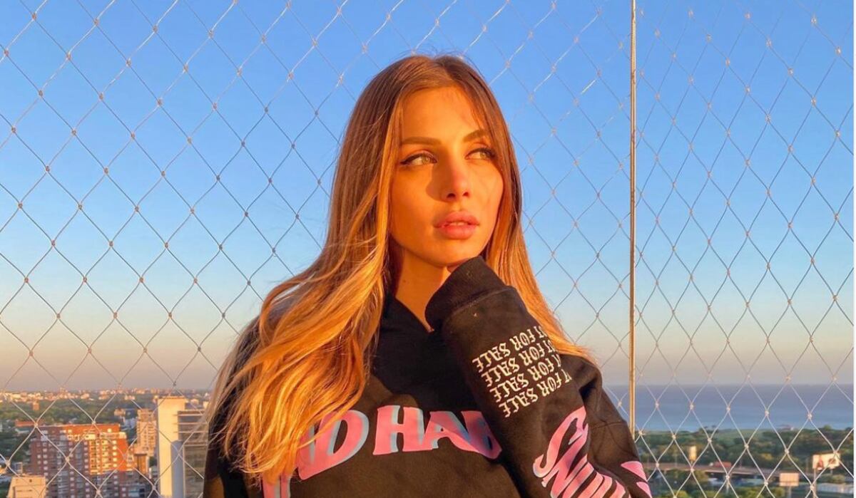 Mini con tablas y corpiño: el conjunto con el que Romina Malaspina causó furor