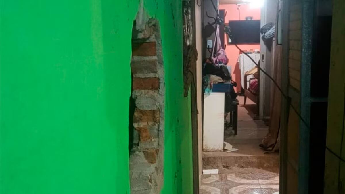 Hicieron un boquete en la pared para robarle al vecino: se supo que se llevaron y quedó registrado