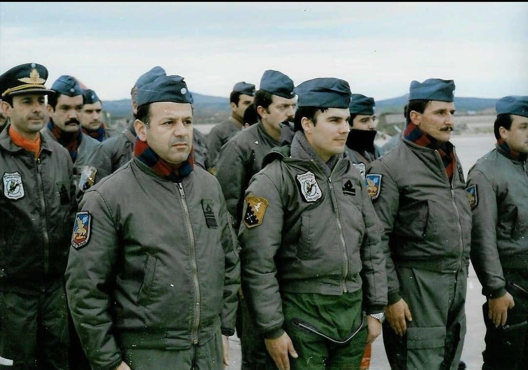 Durante la ceremonia del 25 de mayo en la plataforma del aeropuerto de san Julián. Posterior a la misma intervino con una escuadrilla en el ataque a buques en San Carlos. Se lo puede observar con el traje anti-exposición colocado.