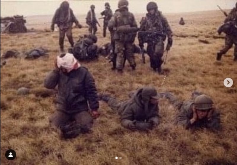 Los soldados hacían cuerpo a tierra para evitar los ataques británicos, mientras caían bombas de las tropas enemigas.