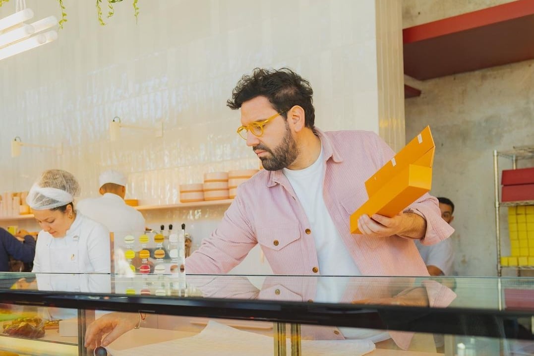 Damián Betular en su pastelería.