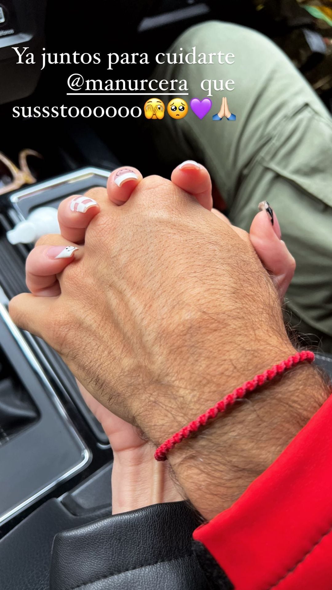 Nicole Neumann publicó una foto de la mano de Manu Urcera.