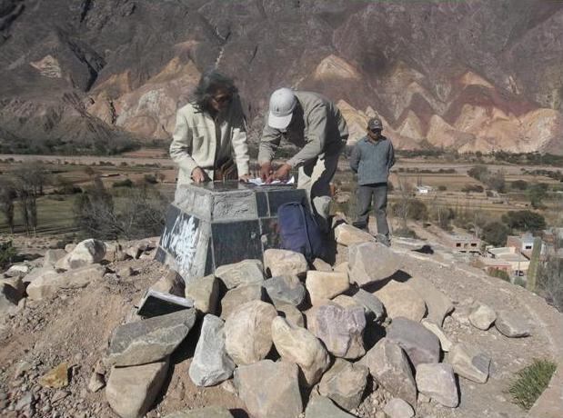 "La Apacheta de América", el túmulo que evoca a Rodolfo Kusch en los cerros de Maimará. En la fotografía, la recordada activista jujeña Salma Haidar, de la Fundación Sujeto y Predicado, asociación que promovió la puesta en valor del pequeño monumento.