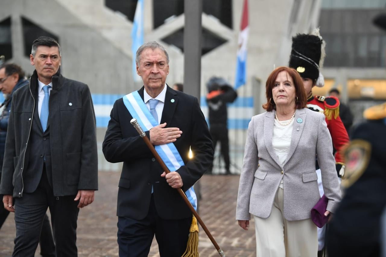 9 de julio. El Acto central, en la explanada del Centro Cívico, estuvo encabezado por el gobernador Juan Schiaretti. (Gobierno de Córdoba)