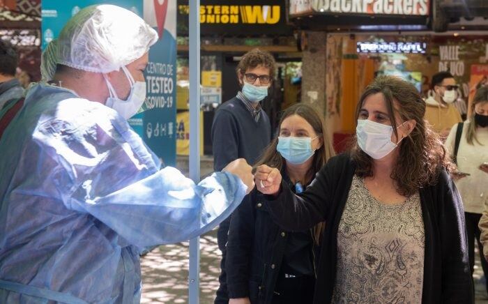 La Ministra de Salud, Ana María Nadal visitó el puesto de testeo de Covid-19 que está en la Peatonal mendocina.