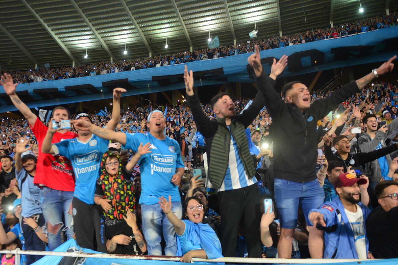 Una noche inolvidable: el campeón Belgrano le ganó a Chacarita y dio la vuelta olímpica con sus hinchas en el Kempes. Foto Javier Ferreyra