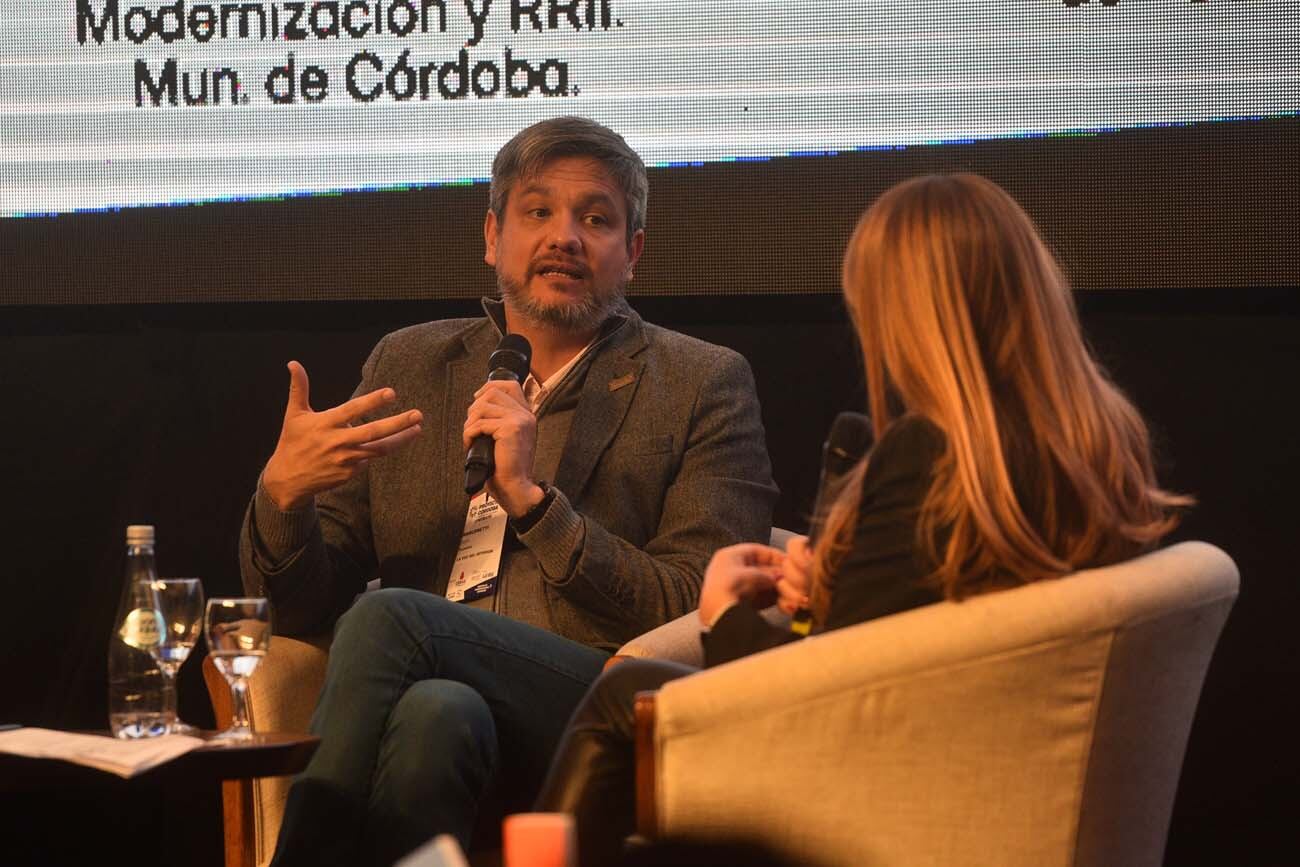 Proyectar Córdoba. El periodista de La Voz, Diego Marconetti, en diálogo con la secretaria de Modernización de la Municipalidad, Alejandra Torres. (Pedro Castillo / La Voz)