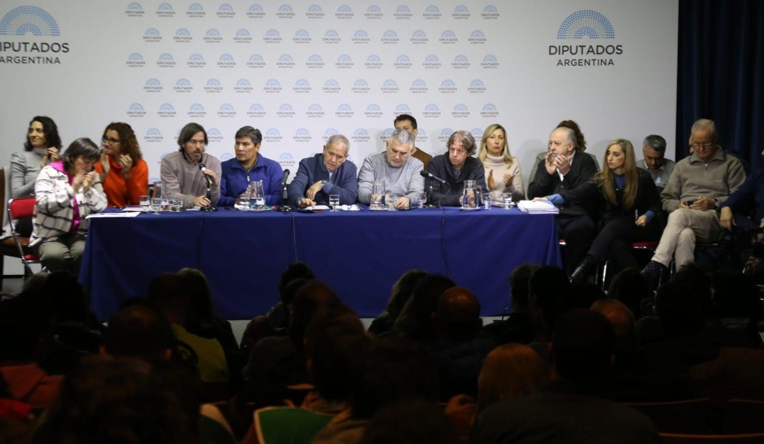 El diputado jujeño del PTS-FITU, Alejandro Vilca, junto a otros miembros de su bancada y del bloque Unión por la Patria, en la audiencia con sindicalistas, en el Congreso de la Nación.