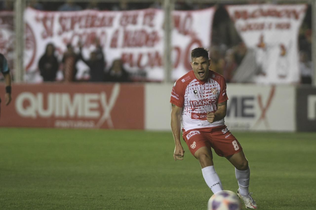 Gabriel Graciani no pudo marcar un penal para Instituto ante Morón, en Buenos Aires. (Federico López Claro)