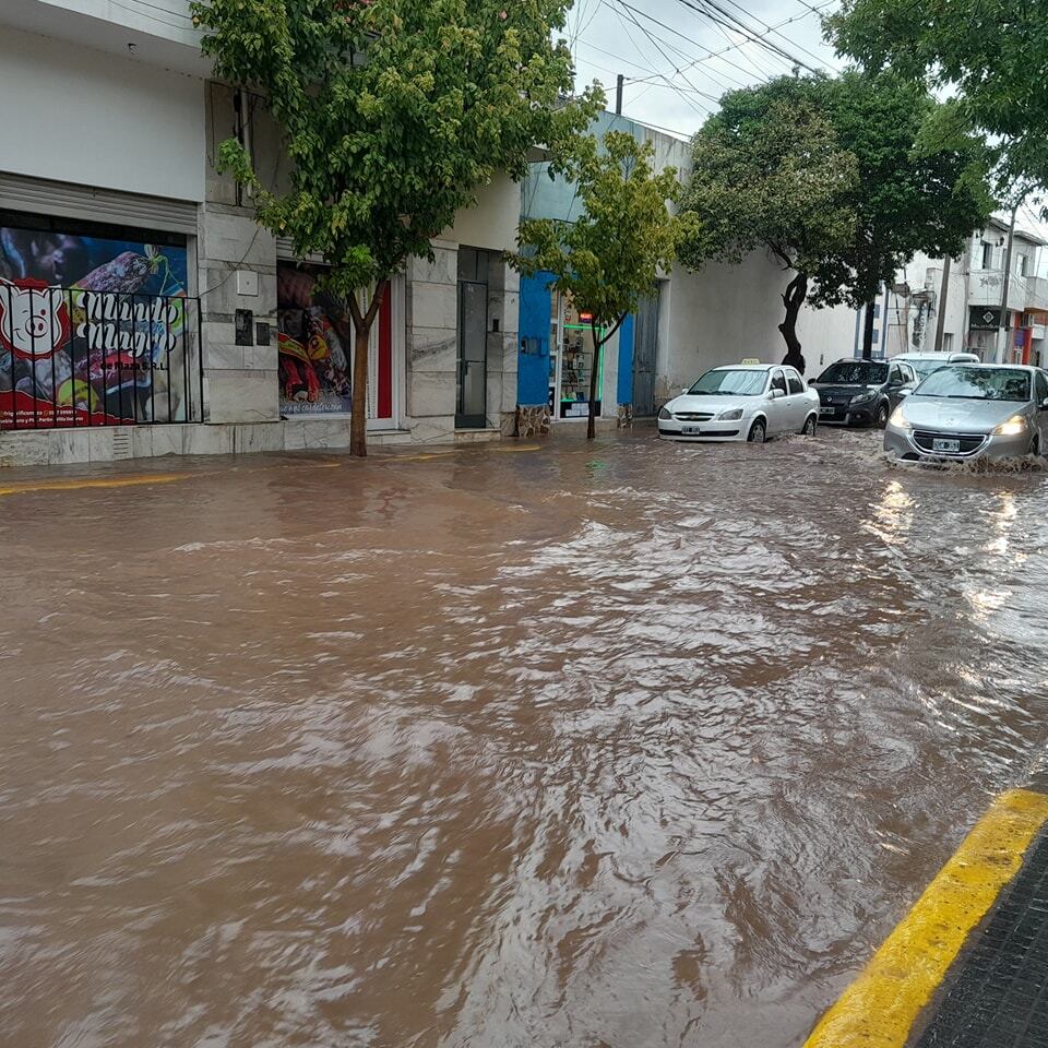 Las calles de la localidad se vieron anegadas y provocaron problemas en el tránsito.