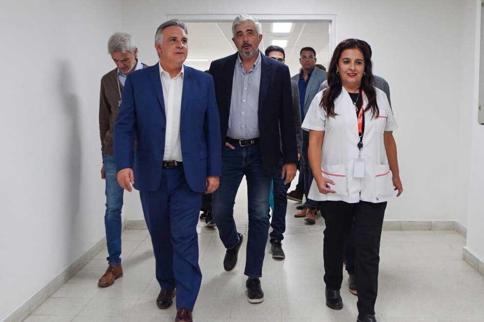 Intervención. El gobernador Martín Llaryora recorrió este jueves un hospital de la ciudad de Córdoba. El mandatario provincial sigue de cerca la negociación con los docentes.