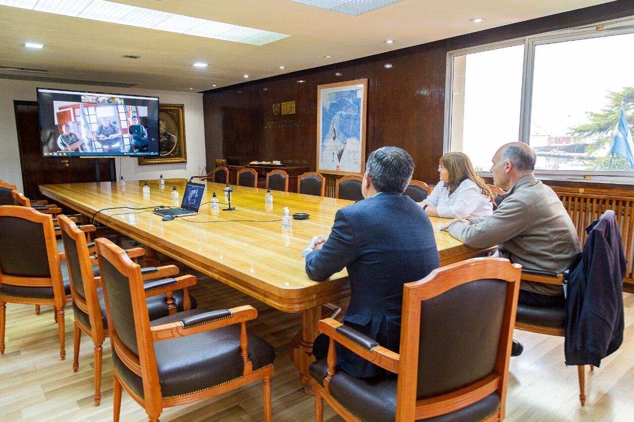 Ambos secretarios destacaron la labor e importancia de la permanencia de argentinos y argentinas en la Antártida. Particularmente en la Base Esperanza.