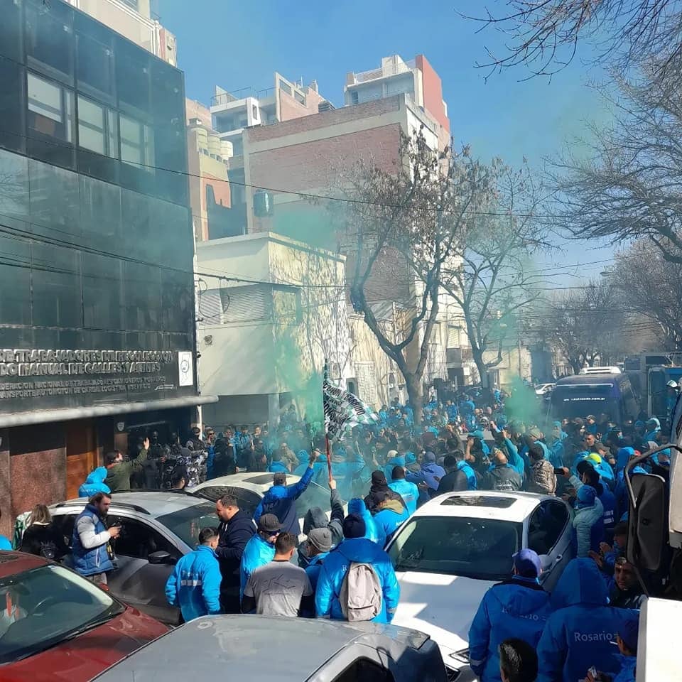 Los trabajadores municipales fueron con los vehículos del servicio público, bombos y bengalas.